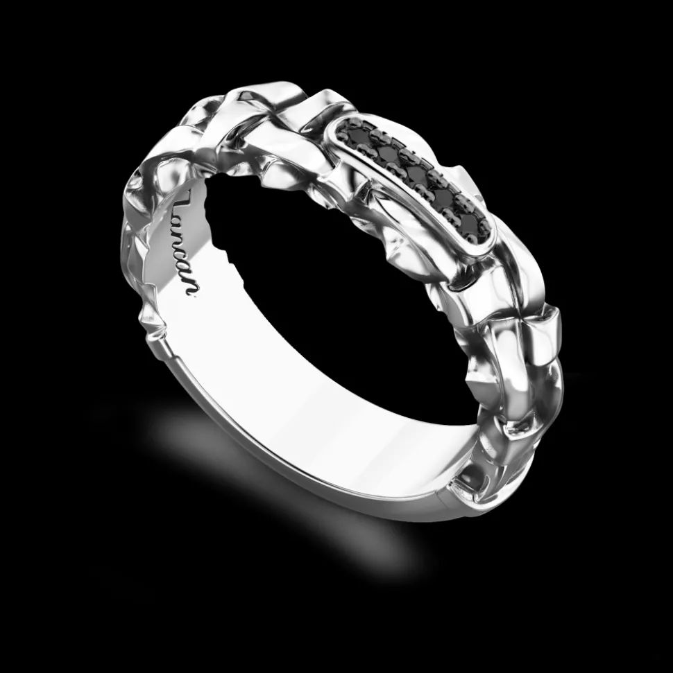 Anello a fede Zancan in argento con pietre nere.