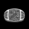 Anello chevalier Zancan in argento e pietre nere.