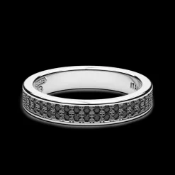 Anello in argento con pietre nere.