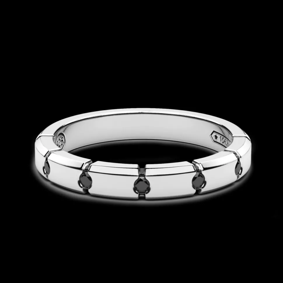 Anello in argento con pietre nere.