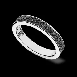 Anello in argento con pietre nere.