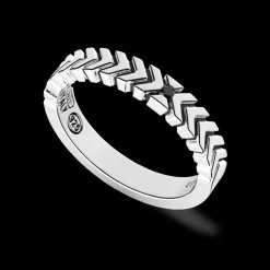 Anello in argento con spinelli neri.