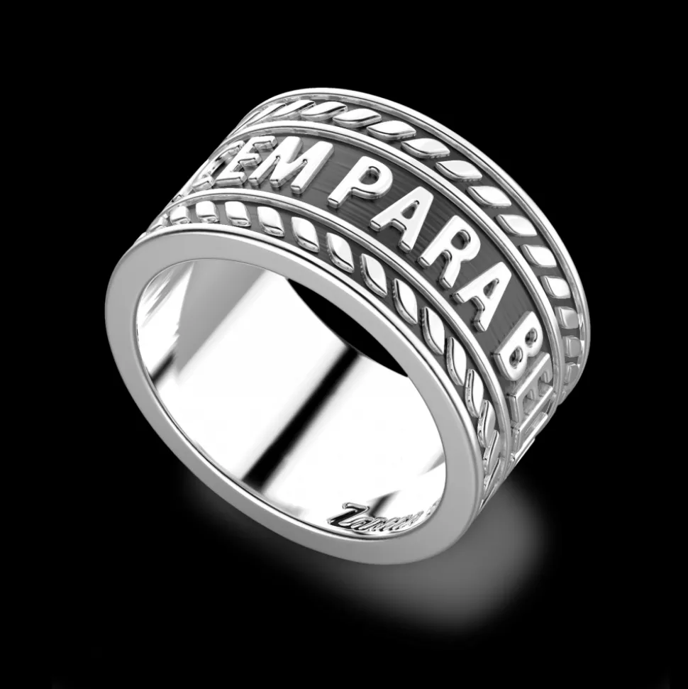 Anello Zancan a fascia in argento con scritta in latino.