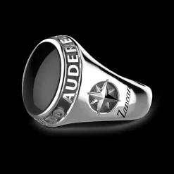 Anello Zancan in argento con onice nera e scritta in latino.