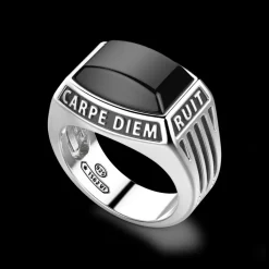 Anello Zancan in argento con scritta in latino e pietra onice.