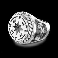 Anello Zancan in argento con rosa dei venti incisa.