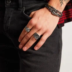 Anello Zancan in argento con pietre nere.