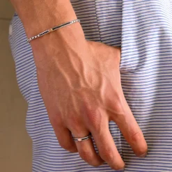 Bracciale Zancan in argento con targa, pietre nere e vite in oro rosa.