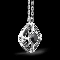 Collana in argento con onice sul pendente.