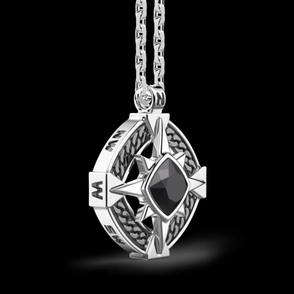 Collana in argento con onice sul pendente.