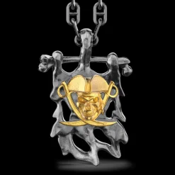 Collana in argento con pendente a pirata.