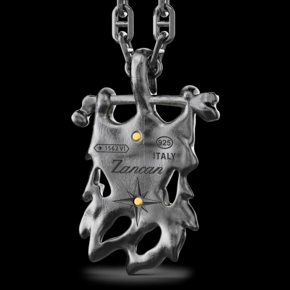 Collana in argento con pendente a pirata.