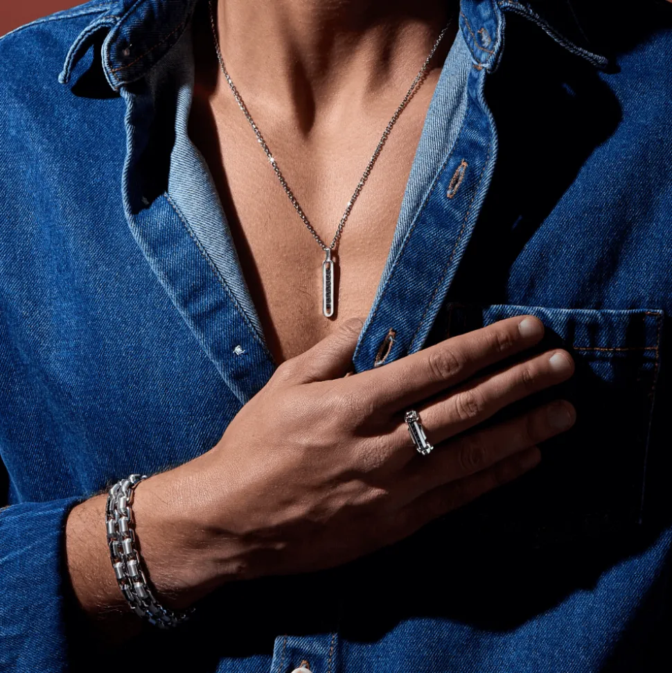 Collana Zancan in argento con pendente a targa e pietre nere.