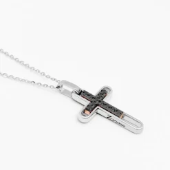 Collana zancan in oro con croce e diamanti.
