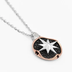 Collana zancan in oro con pendente rosa dei venti e diamanti.